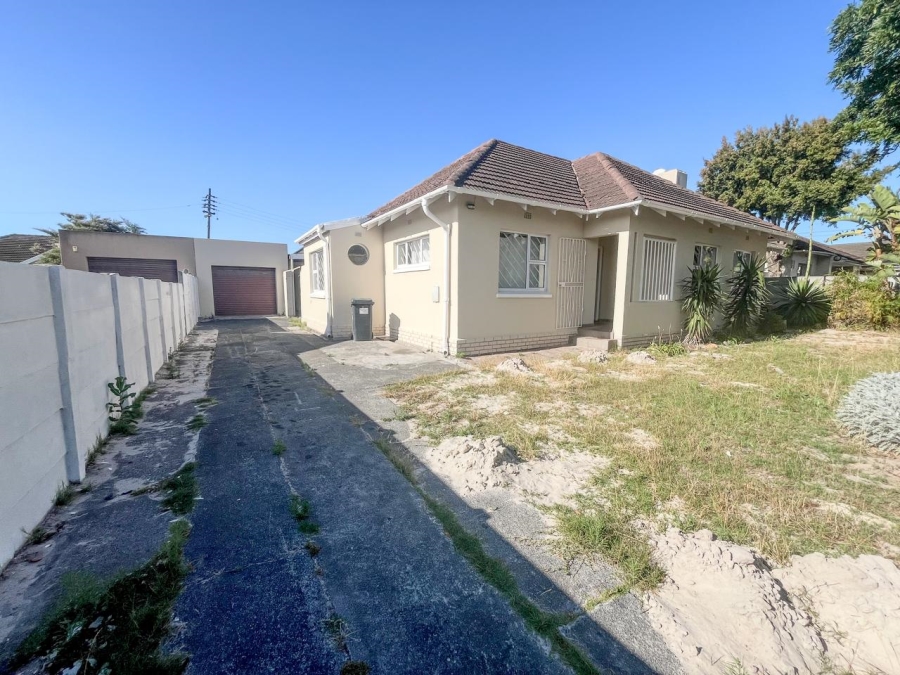 To Let 4 Bedroom Property for Rent in Thornton Western Cape